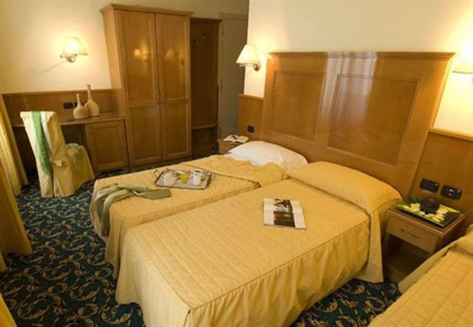 Hotel Cinque Giornate Milan Bagian luar foto